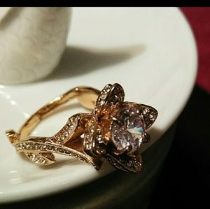 Boutique Jewelry - ๐๐๐ Beautiful 14kt Gold Overlay Flower Ring Boutique Jewelry - ๐๐๐ Beautiful 14kt Gold Overlay Flower Ring